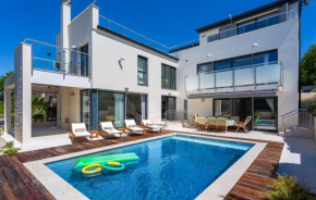 Gorgeous Home In Njivice With House Sea View